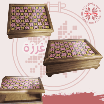 مضيفة تطريز يدوي بالالوان الاصفر والزهر