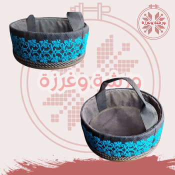 مضيفة تطريز يديوي مع ماسك يد ازرق واسود